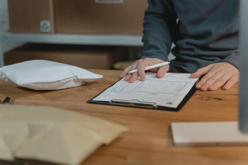 Umzugsanfrage wird am Schreibtisch mit Checkliste vorbereitet