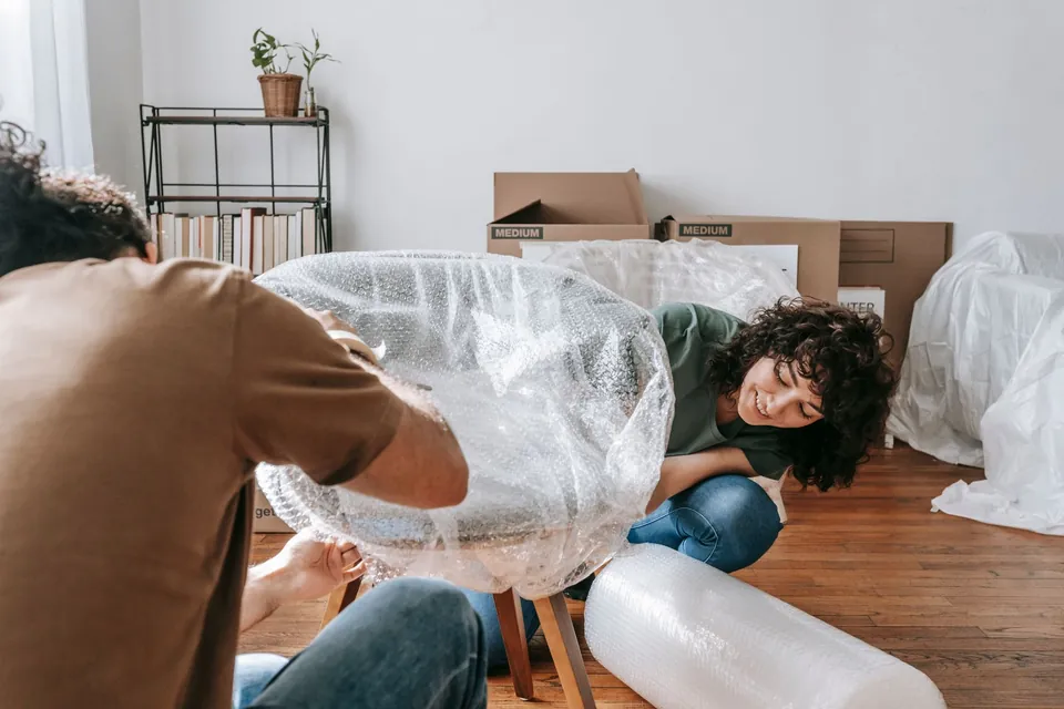 In Möbeldecken verpackte Möbel bereit zum Verladen